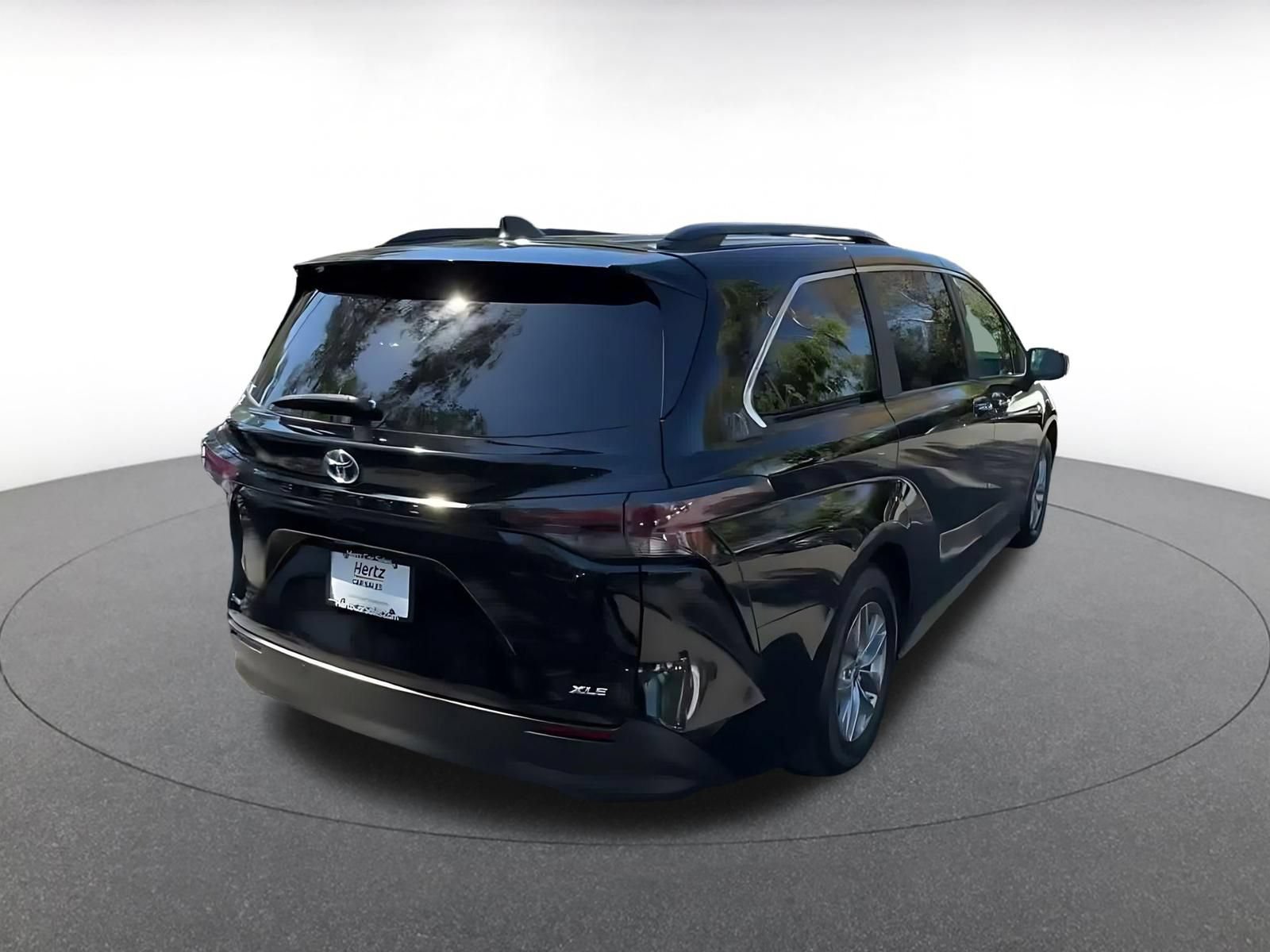 Used 2025 Toyota Sienna XLE FWD image 14