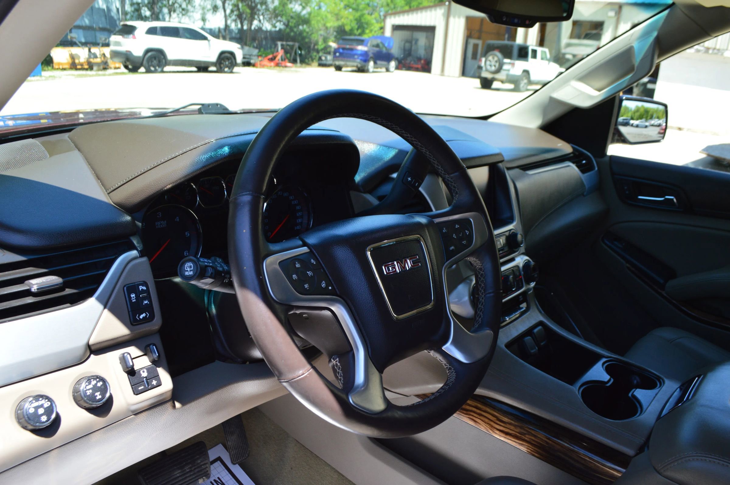 Used 2016 GMC Yukon XL SLT w/ Premium Edition AWD/4WD image 16