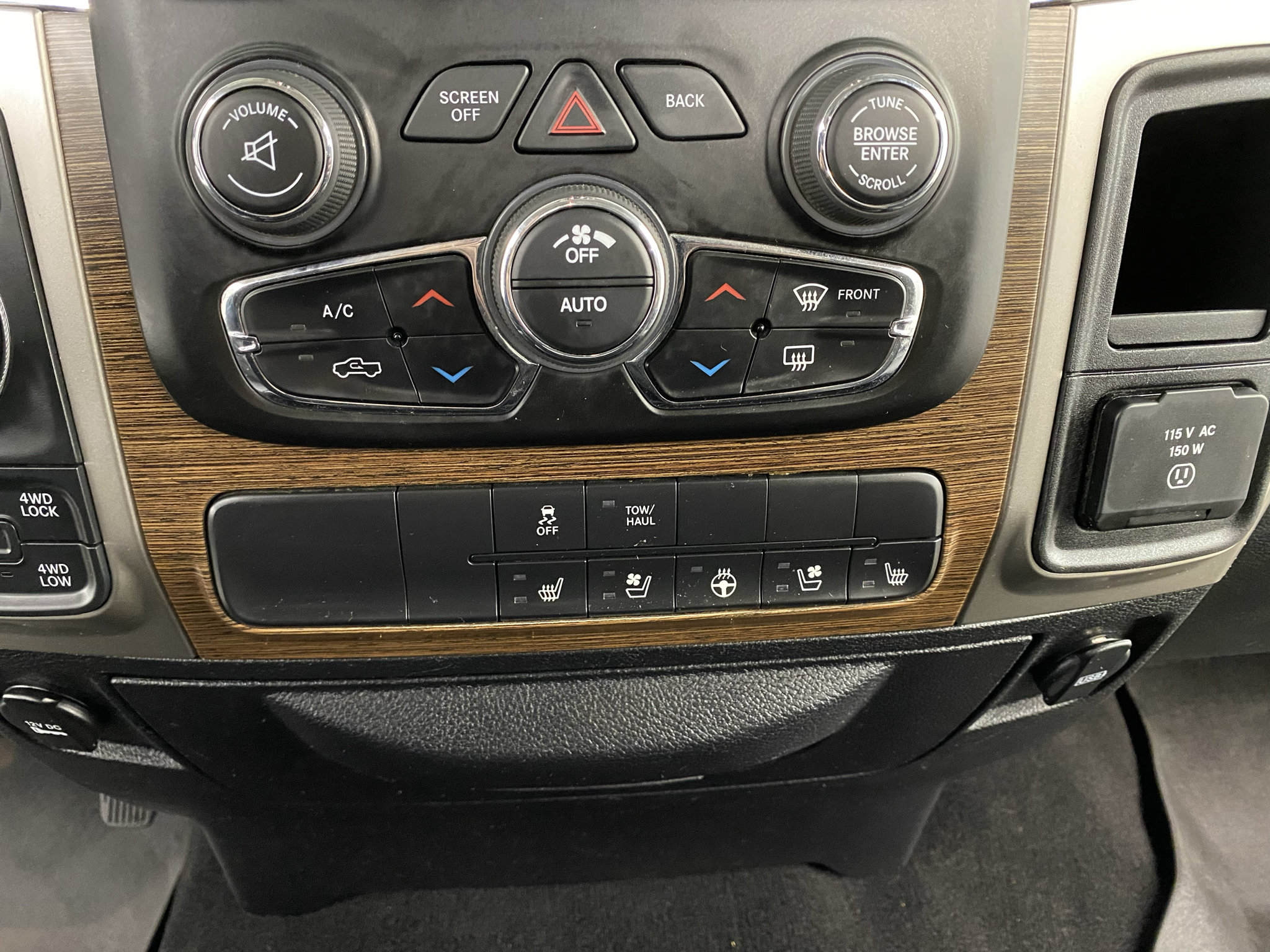 Used 2018 RAM 1500 Laramie w/ Convenience Group AWD/4WD image 18