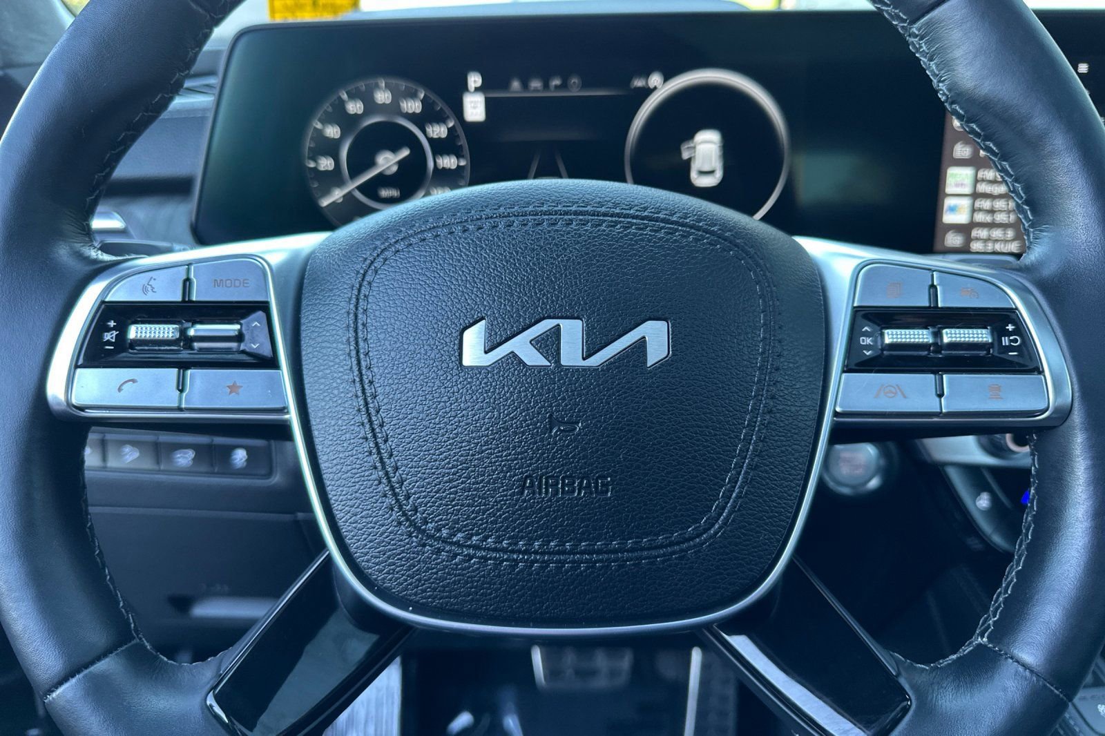 Certified 2024 Kia Telluride SX Prestige w/ Towing Package image 28