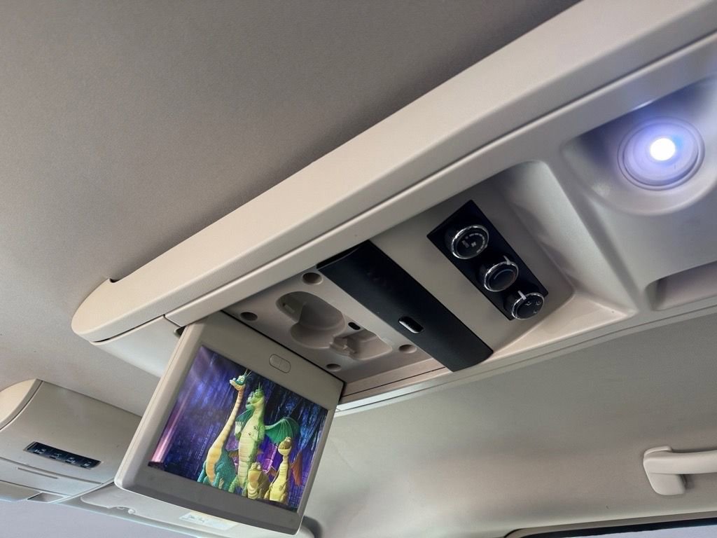 Used 2014 Chrysler Town & Country Touring image 16