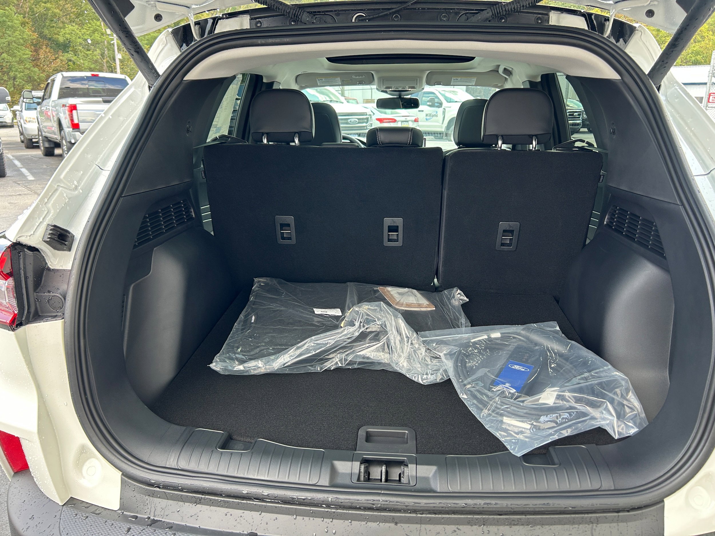 New 2025 Ford Escape SE w/ PHEV Premium Package FWD image 26