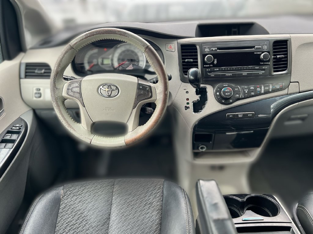 Used 2011 Toyota Sienna SE w/ Preferred Pkg FWD image 17