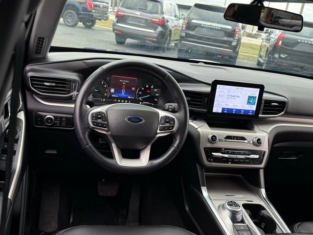 Used 2022 Ford Explorer XLT w/ Equipment Group 202A image 6