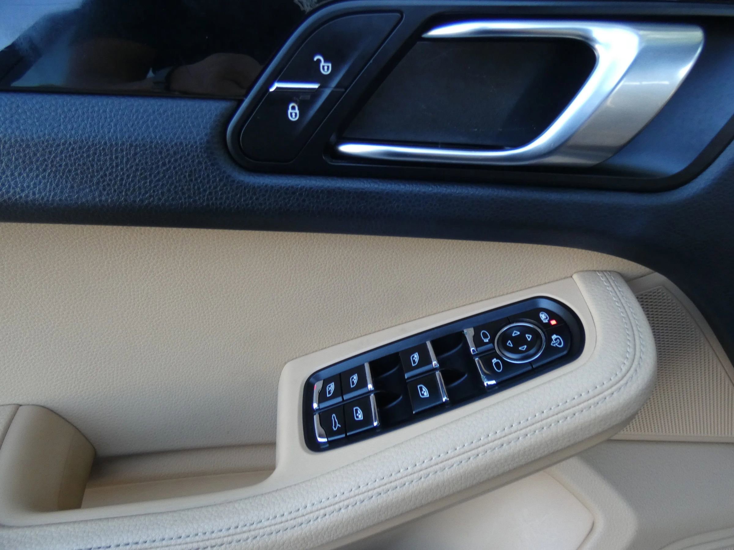 Used 2018 Porsche Macan Sport Edition image 42