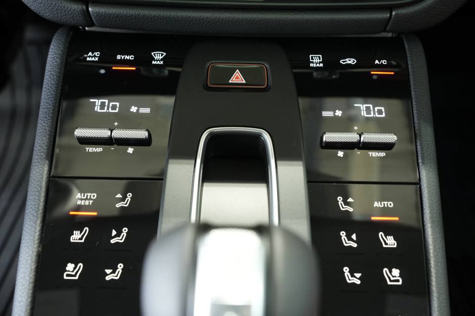 Certified 2025 Porsche Macan AWD/4WD image 21