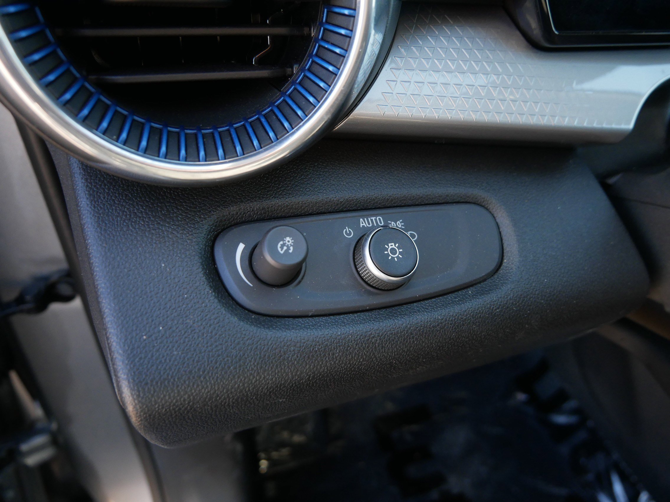 Used 2025 Chevrolet Trax LT w/ LT Convenience Package image 23