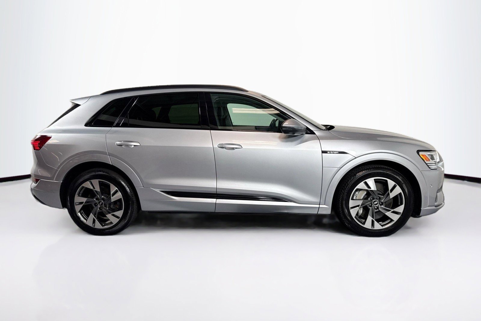 Used 2022 Audi e-tron Premium w/ Convenience Plus Package image 4