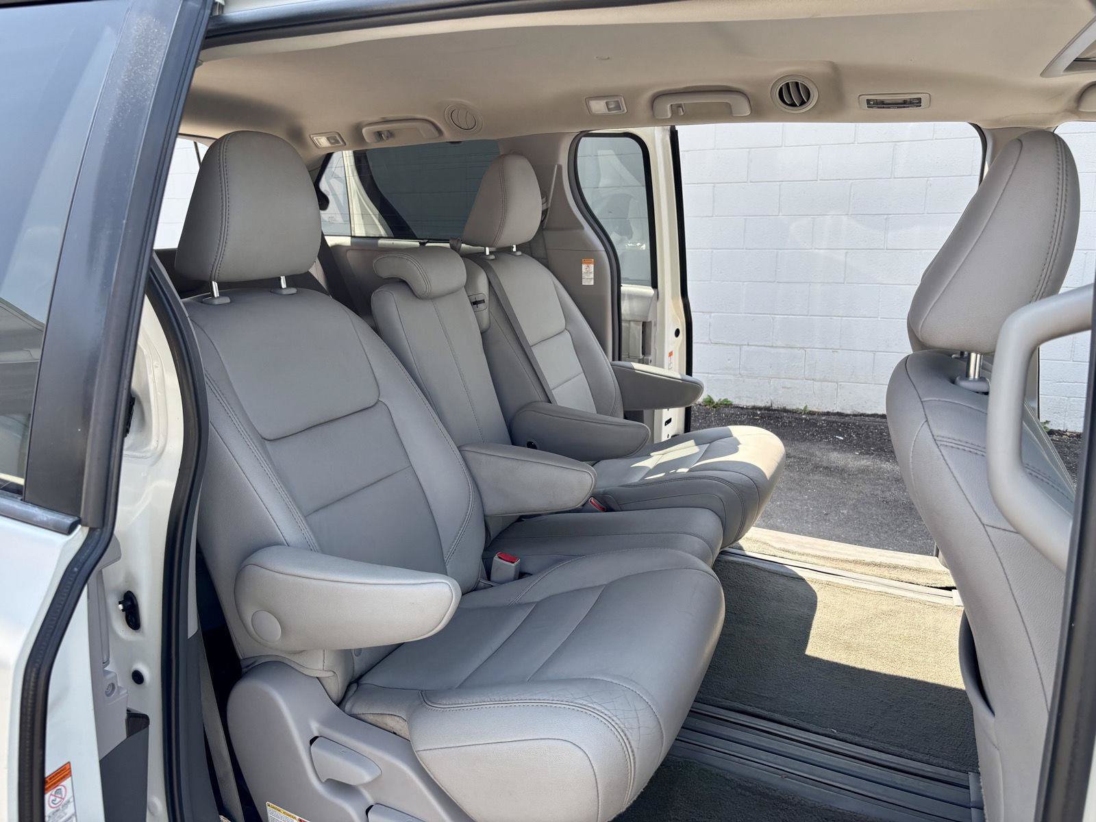 Used 2017 Toyota Sienna XLE w/ XLE Navigation Package FWD image 9