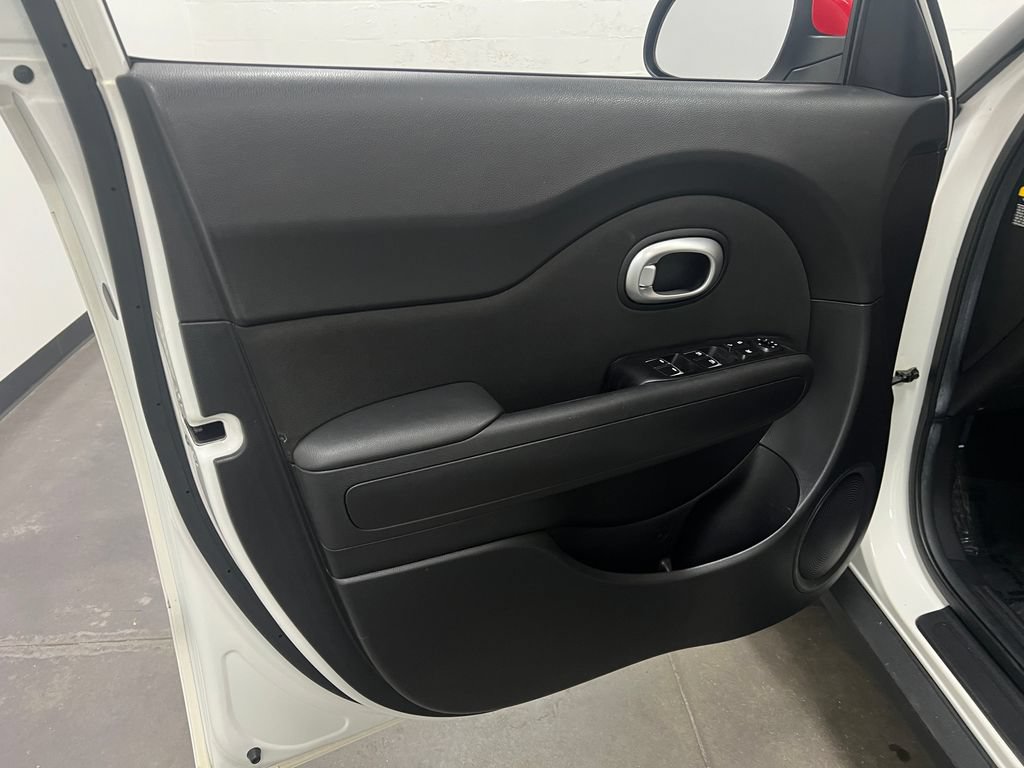 Used 2018 Kia Soul + FWD image 11