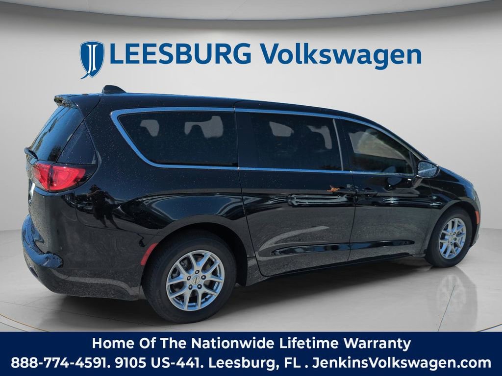 Used 2024 Chrysler Voyager LX image 5