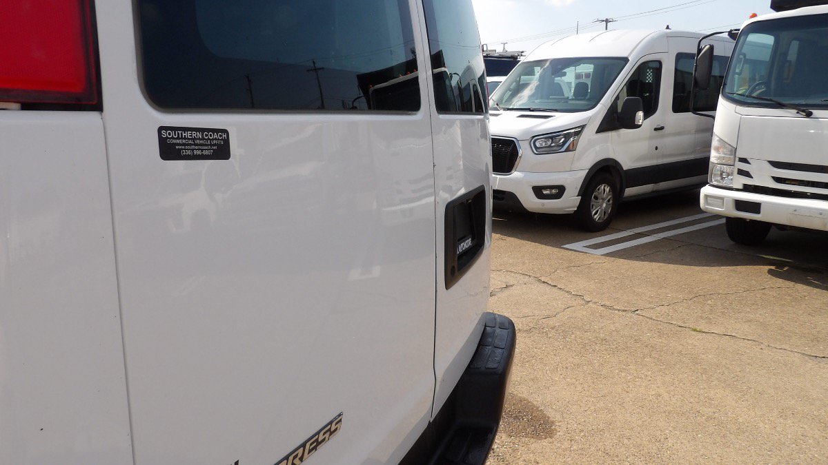 Used 2017 Chevrolet Express 2500 RWD image 11