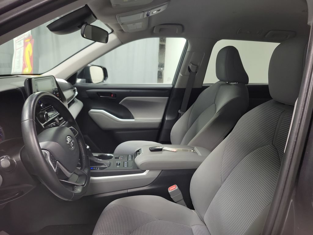 Used 2022 Toyota Highlander LE AWD/4WD image 12