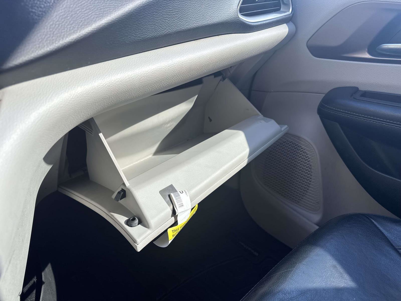 Used 2019 Chrysler Pacifica Touring-L image 27