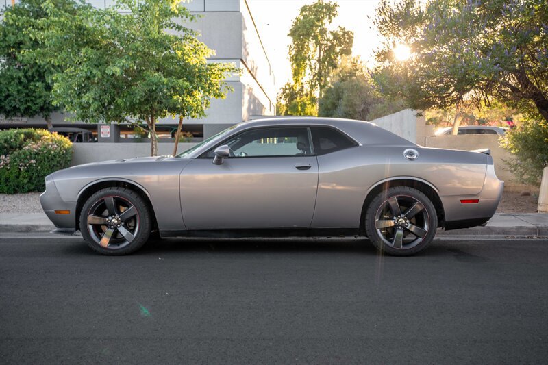 Used 2013 Dodge Challenger SXT RWD image 2