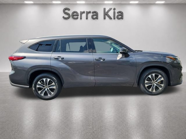 Used 2022 Toyota Highlander XLE FWD image 6