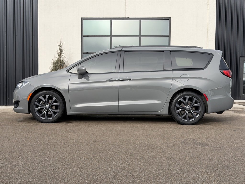 Used 2020 Chrysler Pacifica Touring-L Plus w/ S Appearance Package image 2