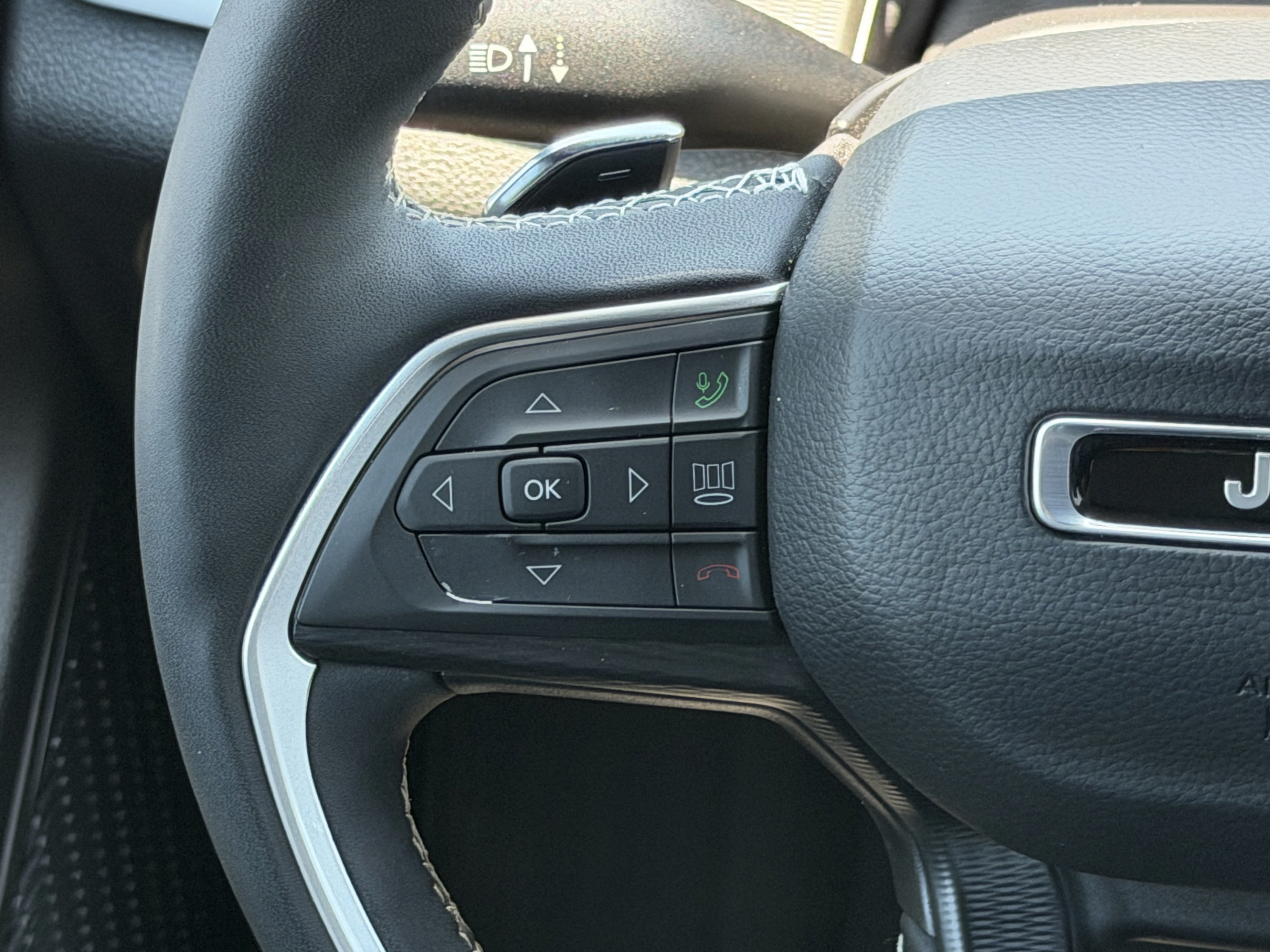 Used 2025 Jeep Grand Cherokee Altitude RWD image 14
