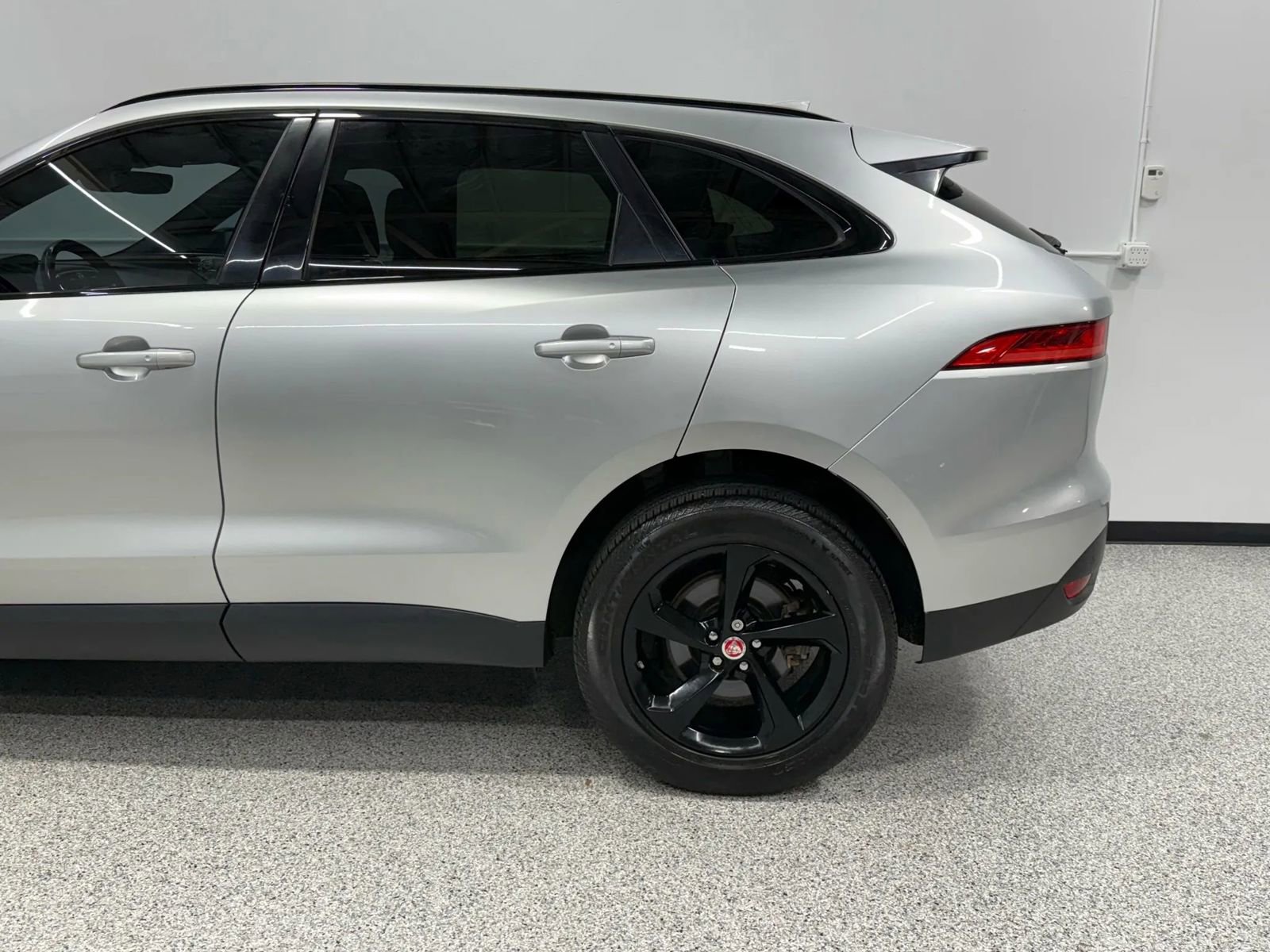 Used 2019 Jaguar F-PACE Premium image 10