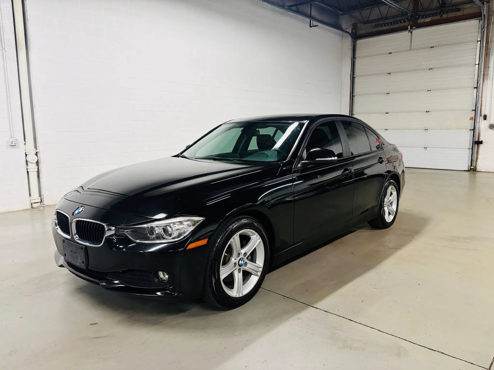 Used 2013 BMW 320i xDrive Sedan AWD/4WD image 2
