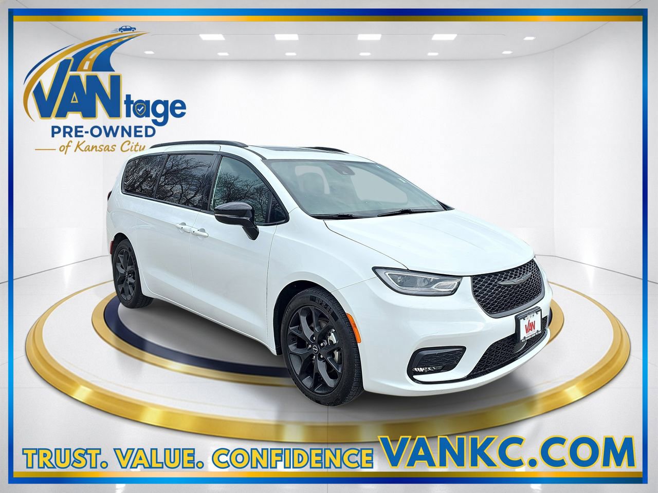 Used 2025 Chrysler Pacifica Limited FWD image 3
