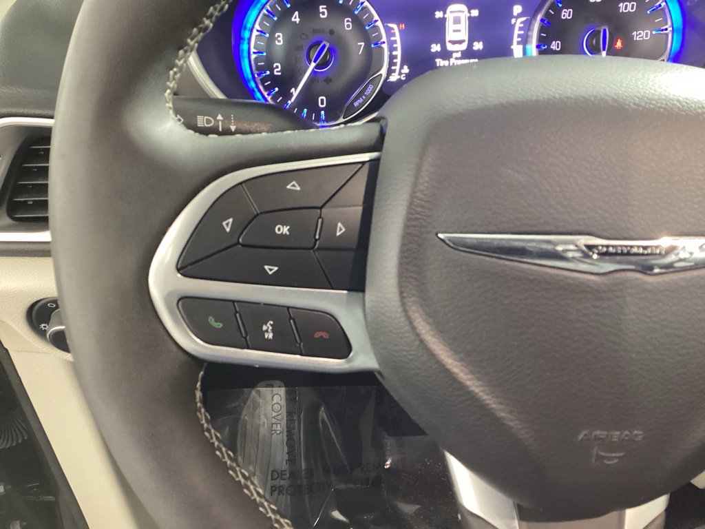 Used 2023 Chrysler Pacifica Touring-L image 25