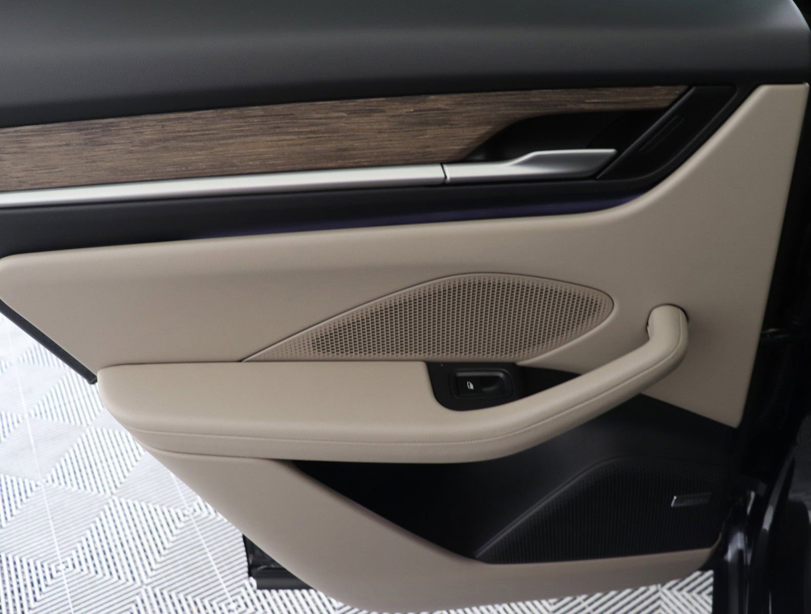 Certified 2025 Porsche Macan Electric RWD image 15