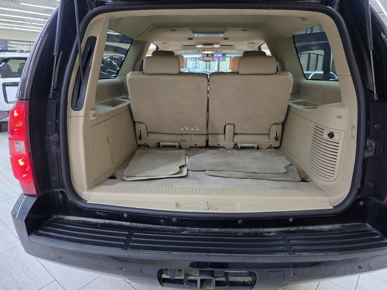 Used 2013 Chevrolet Suburban LT RWD image 11