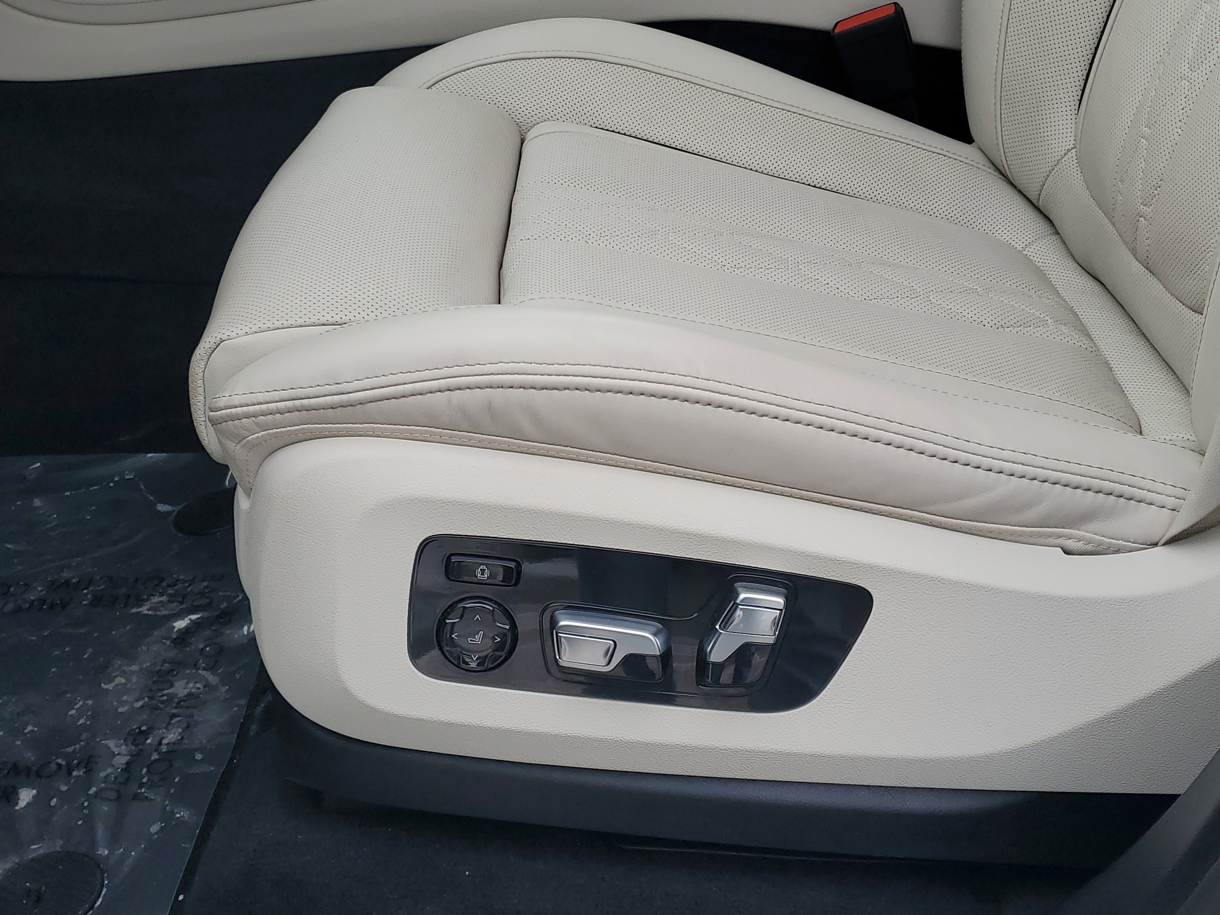 Certified 2025 BMW X7 M60i image 10