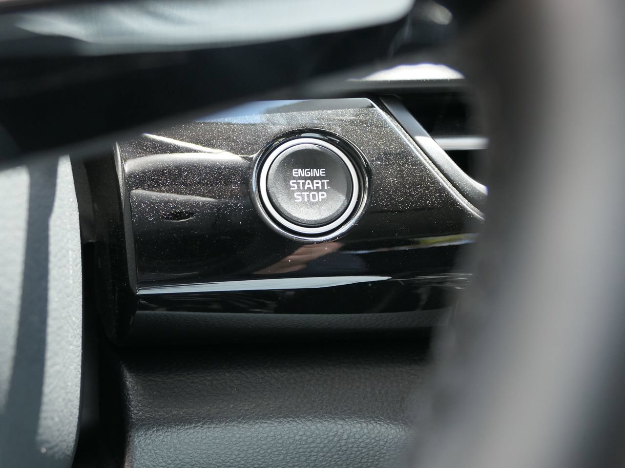 Certified 2025 Kia Seltos X-Line AWD/4WD image 16