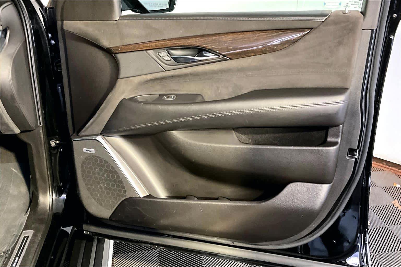 Used 2015 Cadillac Escalade Platinum AWD/4WD image 22