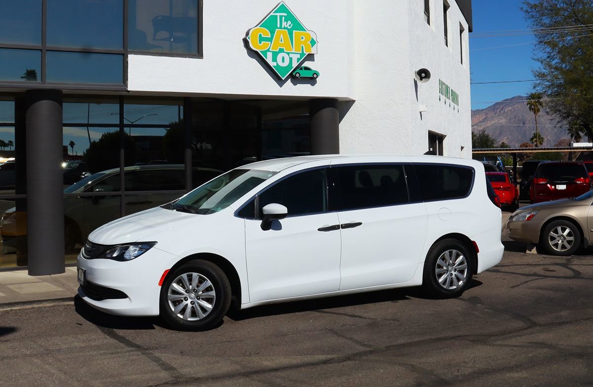 Used 2020 Chrysler Voyager L FWD image 4