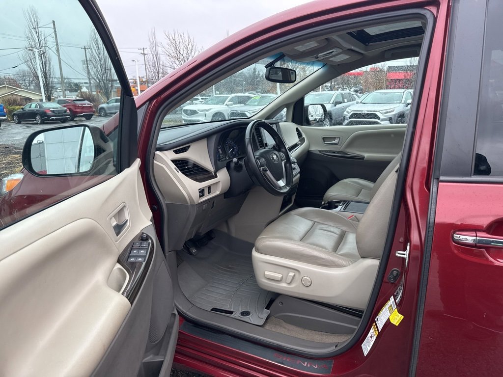 Used 2015 Toyota Sienna XLE image 9