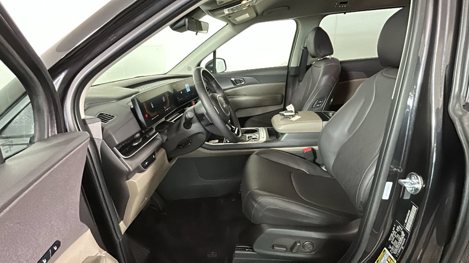 Used 2026 Kia Carnival EX FWD image 13