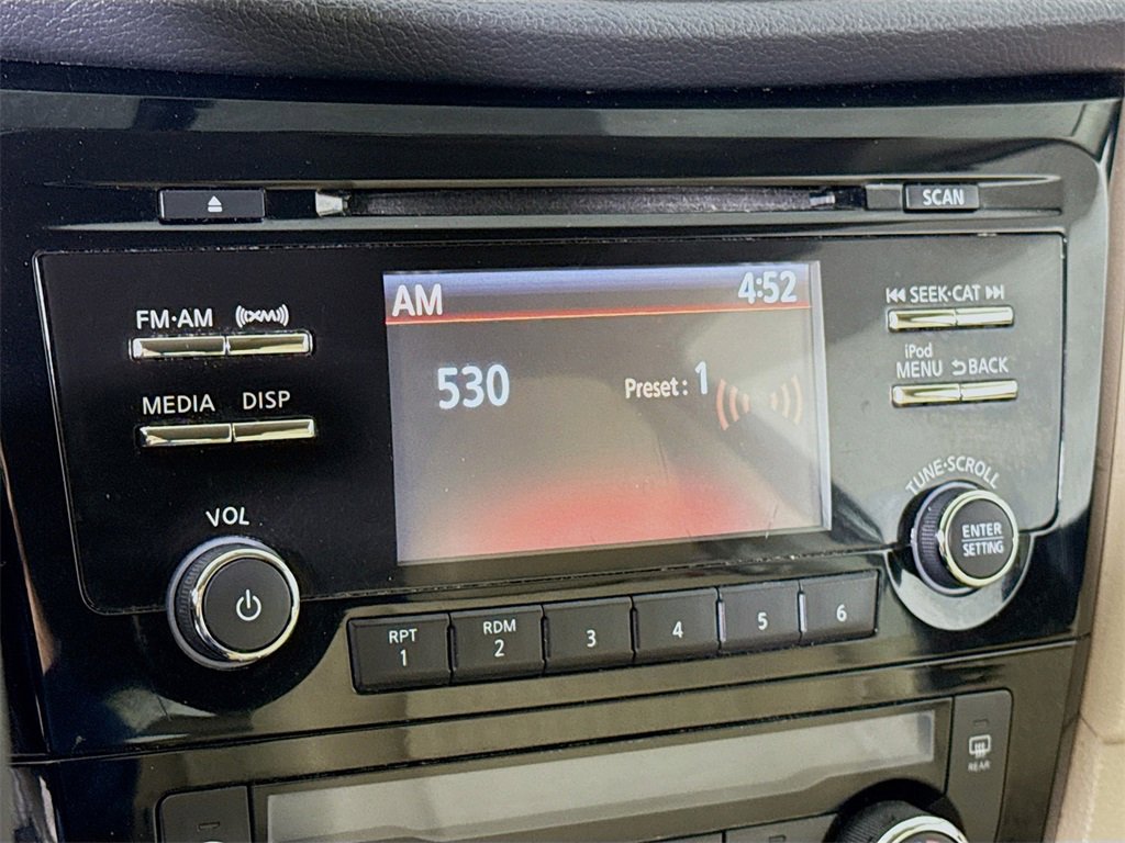 Used 2017 Nissan Rogue SV image 6