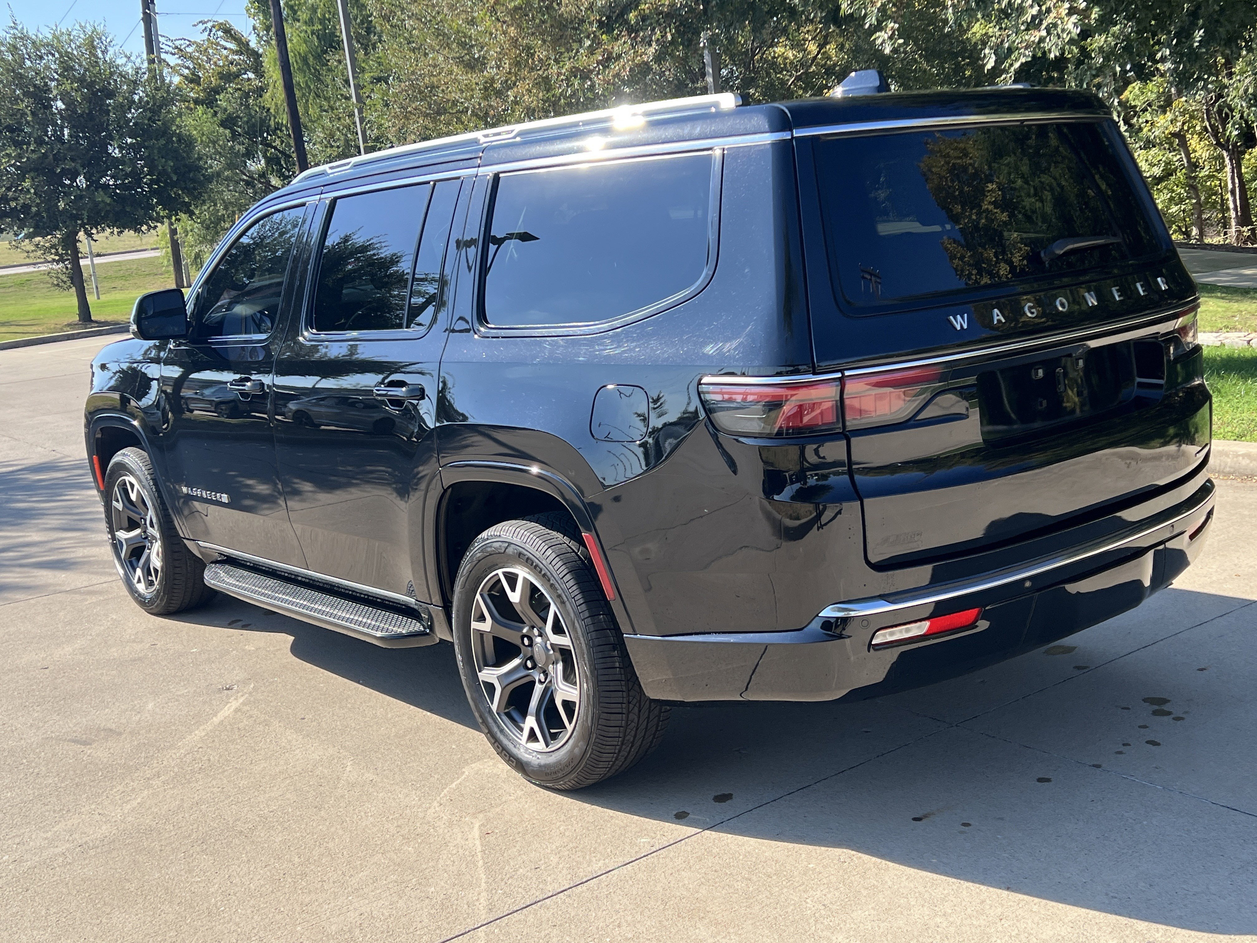 Used 2023 Jeep Wagoneer Series III w/ Preferred Equipment Group image 8