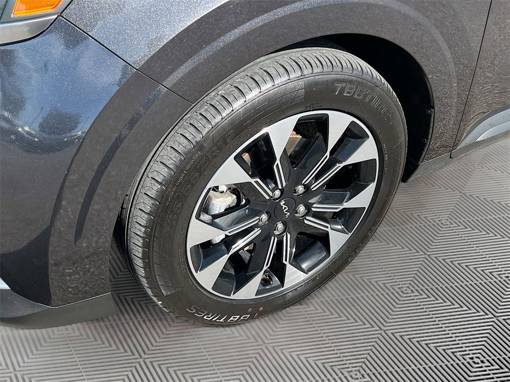 Used 2024 Kia Carnival EX image 31