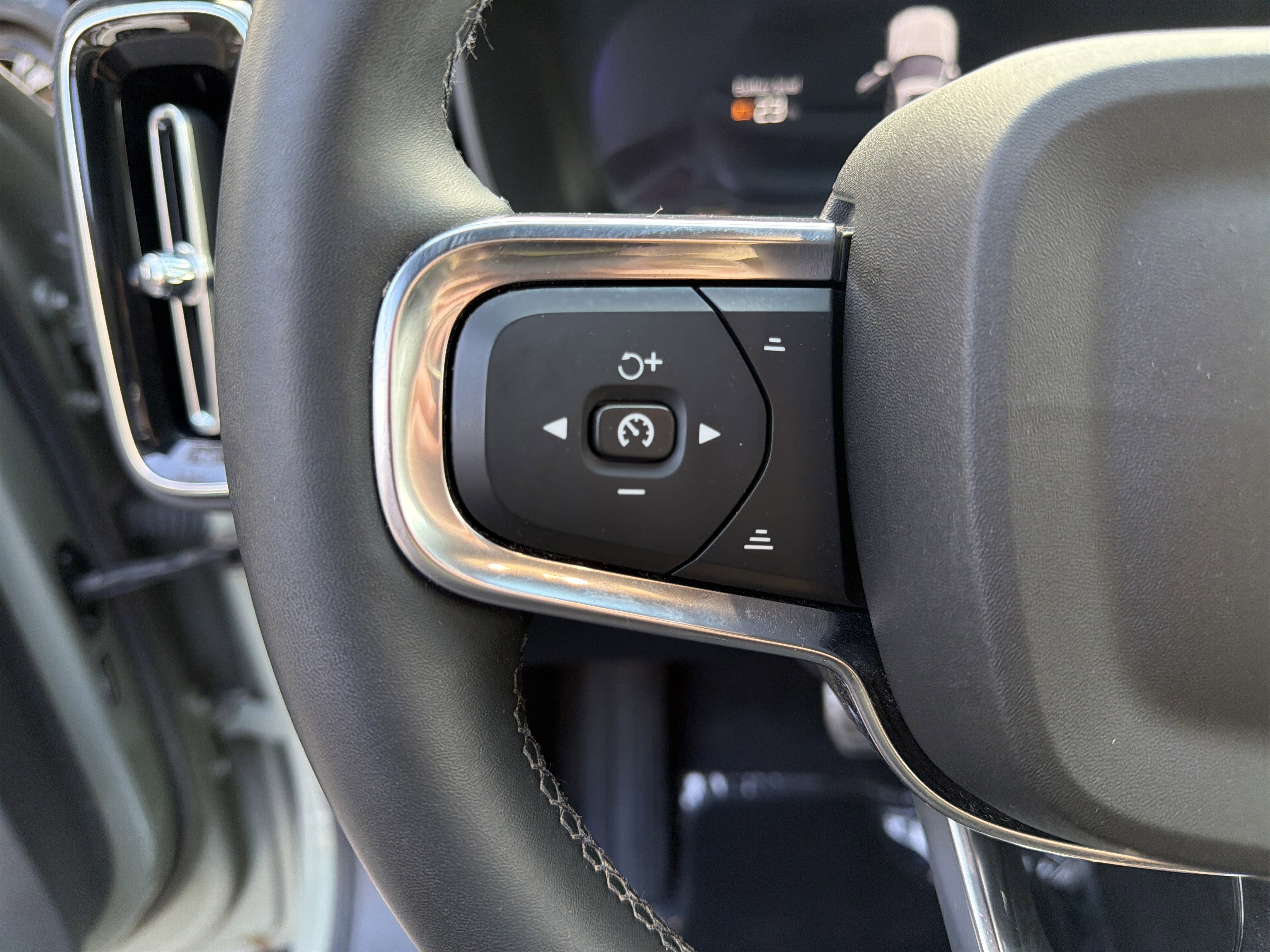 Certified 2022 Volvo XC40 P8 Recharge Plus image 19