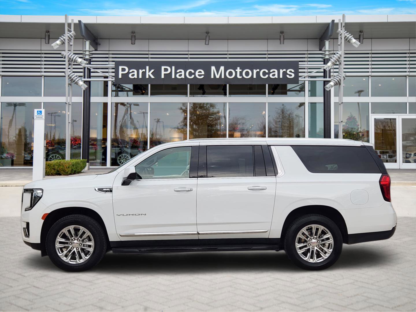 Used 2024 GMC Yukon XL SLT image 3