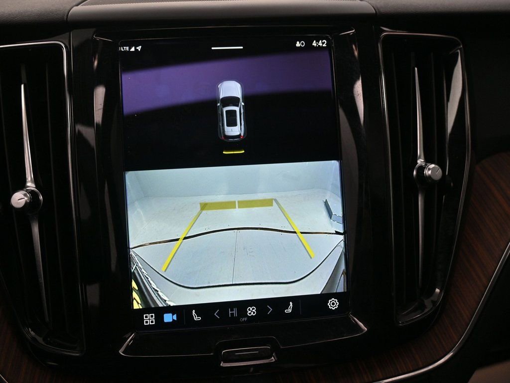 Used 2023 Volvo XC60 B5 Plus image 12