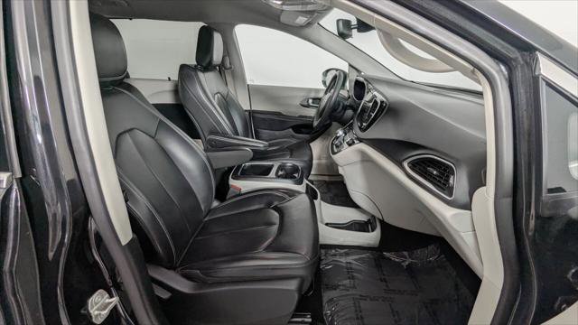 Used 2023 Chrysler Pacifica Touring-L FWD image 23