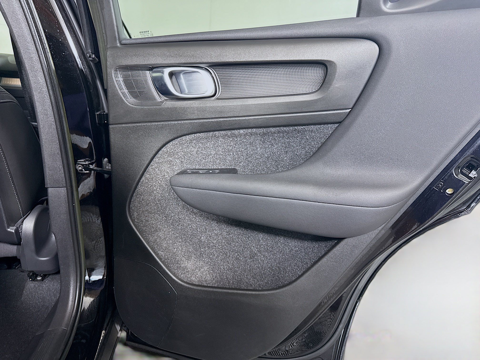 Used 2022 Volvo XC40 T4 Momentum FWD image 28