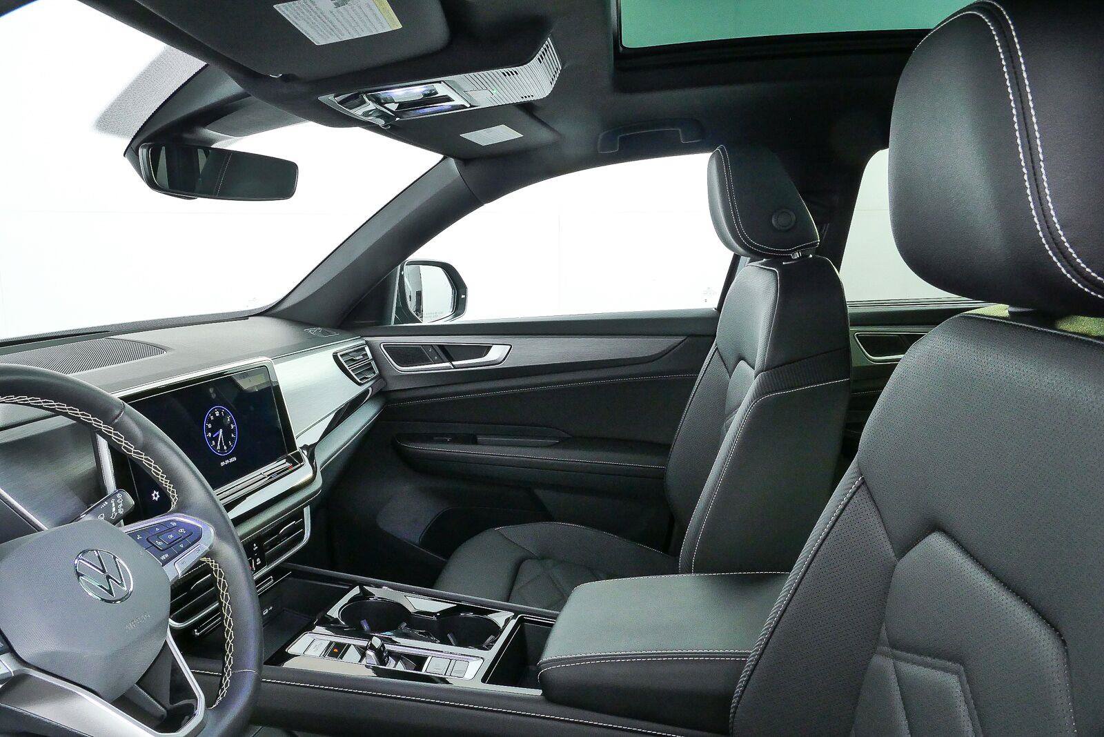 Certified 2025 Volkswagen Atlas Cross Sport SE w/ Panoramic Sunroof Package AWD/4WD image 8