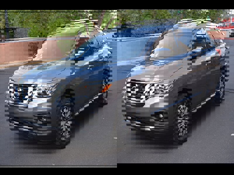 Used 2018 Nissan Pathfinder SV image 3