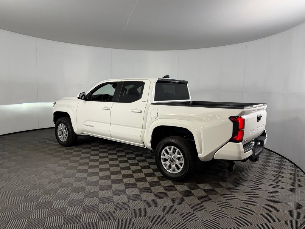 Used 2025 Toyota Tacoma SR5 AWD/4WD image 10