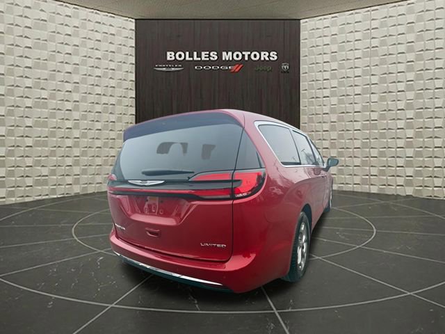 Used 2024 Chrysler Pacifica Limited FWD image 3