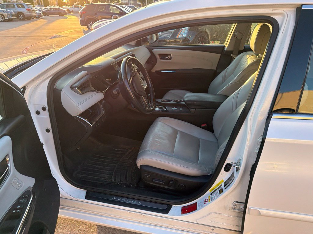 Used 2017 Toyota Avalon Limited FWD image 3