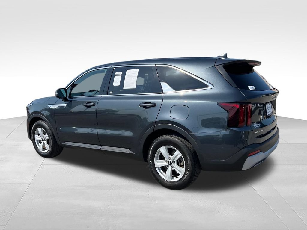 Used 2024 Kia Sorento LX FWD image 3