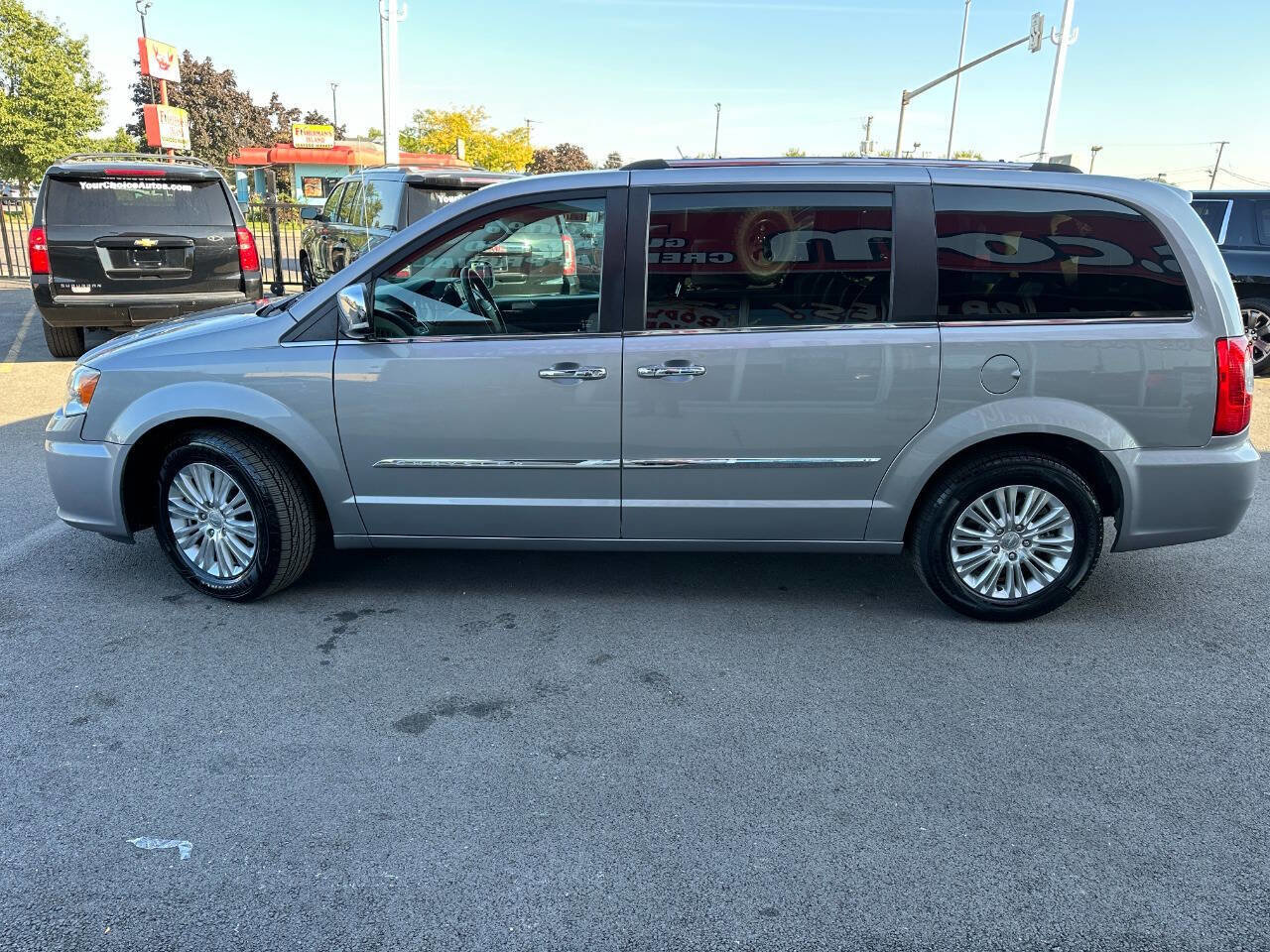Used 2015 Chrysler Town & Country Limited image 2