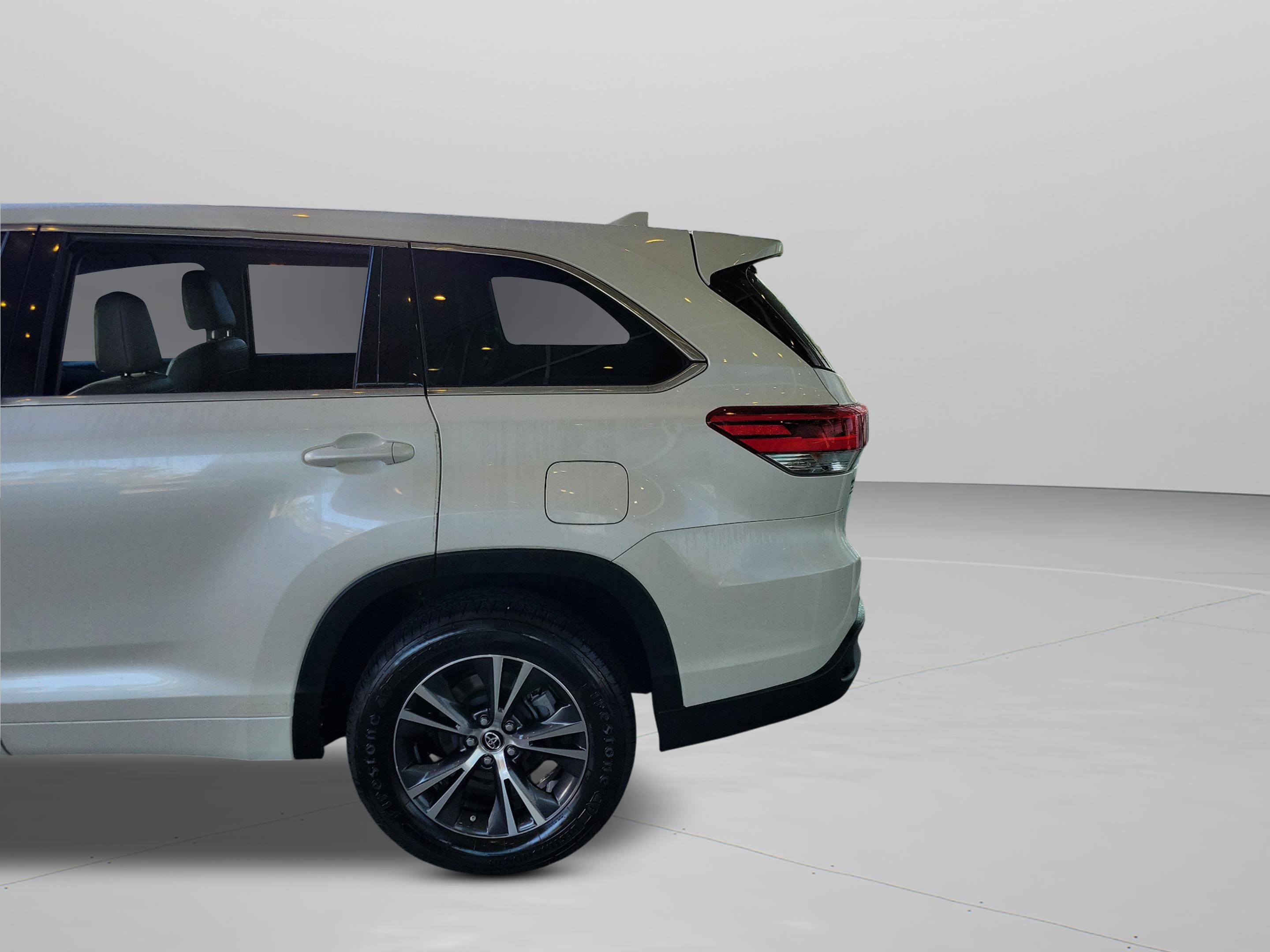 Used 2018 Toyota Highlander LE image 29